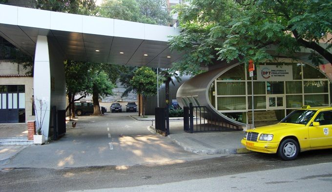Tatimet shtojne te ardhurat, qeveria shtrengon krahun e shpenzimeve